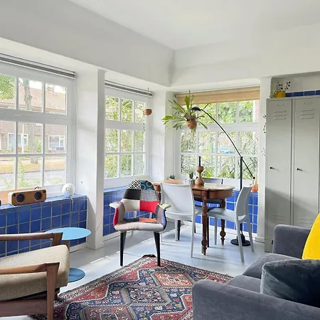 아파트 In Former Bathhouse